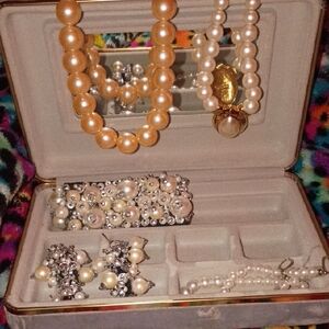 Elegant Pearl and Gold Jewelry Set